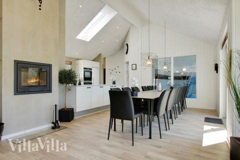 Det er plass til 16 personer i det store lyse oppholdsrommet i luksushus nr. 396.