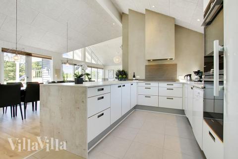 Kjøkkenet i luksushus nr. 396 er fullt utstyrt så dere lett kan lage mat til 16 personer.