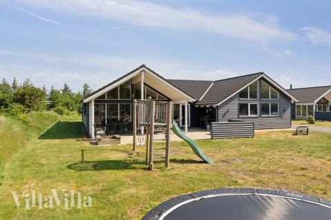 I det attraktive feriehuset nr. 396 i Vestjylland finnes det mengder av utendørsaktiviteter, som leketårn og huskestativ.