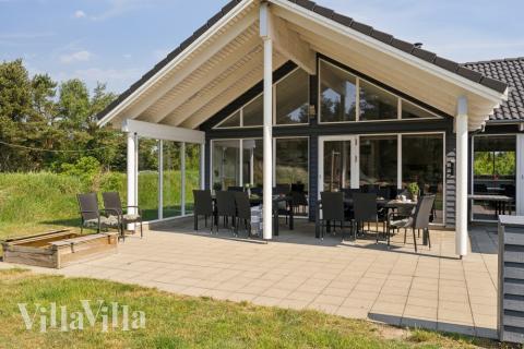 Luksushus nr. 396 har en deilig terrasse med gode hagemøbler til 16 personer.