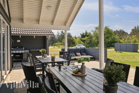 På terrassen i feriehus nr. 396 er det plass til 16 personer.