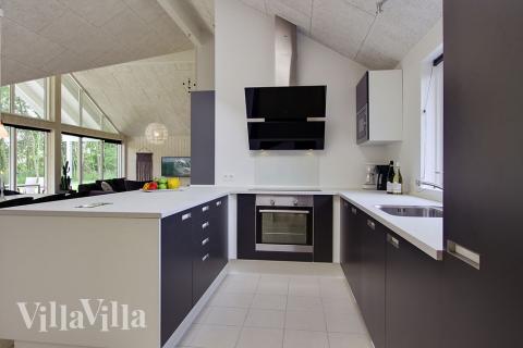 Kjøkkenet i luksushus nr. 713 er fullt utstyrt så dere lett kan lage mat til 16 personer.