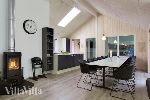 Det er plass til 16 personer i det store lyse oppholdsrommet i luksushus nr. 713.