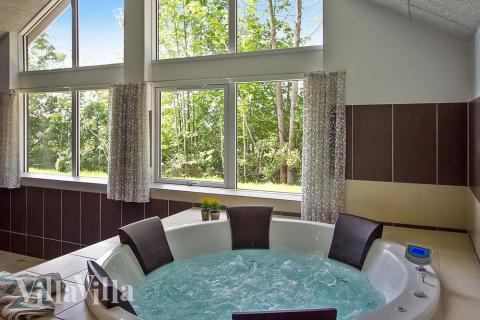 Nyt varmen i boblebadet i luksushus nr. 713 i Tyskland