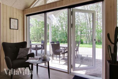 Det er god plass til at 16 personer sitter sammen i feriehusets oppholdsrom under et besøk i luksushus 713 i Tyskland.