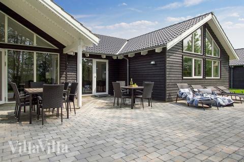 Nyt en grillkveld på terrassen i luksushus nr. 713 i Tyskland