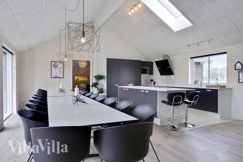 Det er plass til 24 personer i det store lyse oppholdsrommet i luksushus nr. 706.