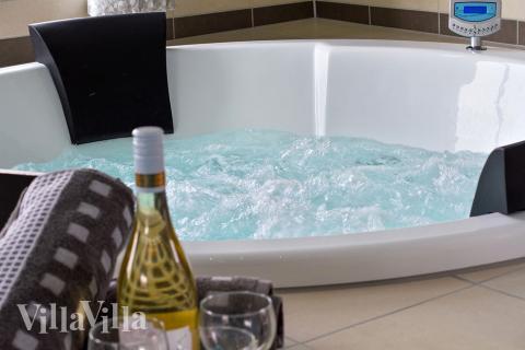 Nyt varmen i boblebadet i luksushus nr. 706 i Tyskland