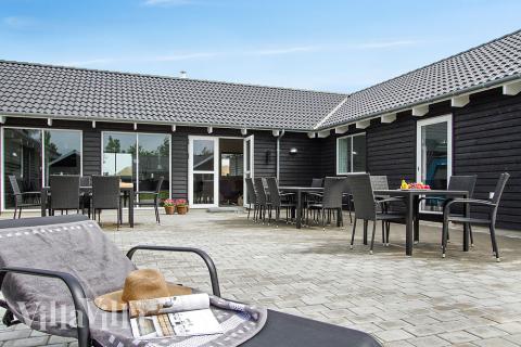 Luksushus nr. 706 har en deilig terrasse med gode hagemøbler til 24 personer.