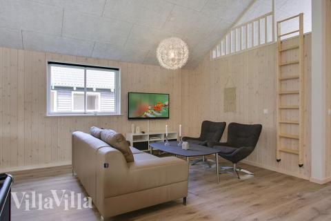 Det er plass til 24 personer i det store lyse oppholdsrommet i luksushus nr. 714.