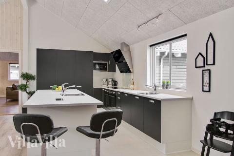 Kjøkkenet i luksushus nr. 714 er fullt utstyrt så dere lett kan lage mat til 24 personer.