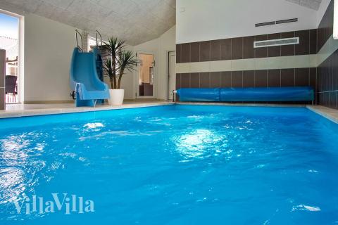 Det flotte bassenget i luksushus nr. 714 til 24 personer