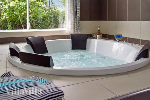 Nyt varmen i boblebadet i luksushus nr. 714 i Tyskland