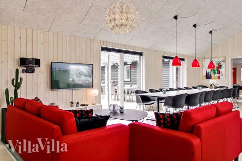 Det er plass til 20 personer i det store lyse oppholdsrommet i luksushus nr. 715.