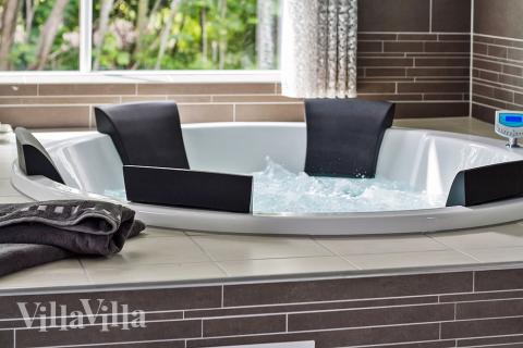 Nyt varmen i boblebadet i luksushus nr. 715 i Tyskland