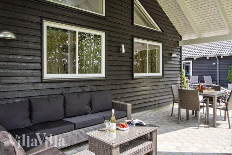 På terrassen i feriehus nr. 715 er det plass til 20 personer.