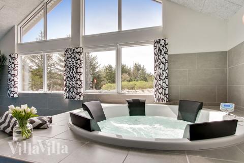 Nyt varmen i boblebadet i luksushus nr. 399 i Vestjylland