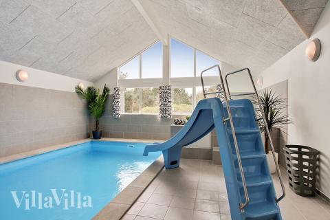 Feriehus 399 har et flott basseng med sklie, et stort innebygd boblebad og en badstue