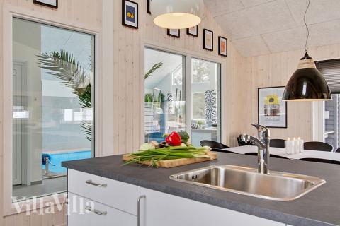 Kjøkkenet i luksushus nr. 399 i Vestjylland er godt innrettet.