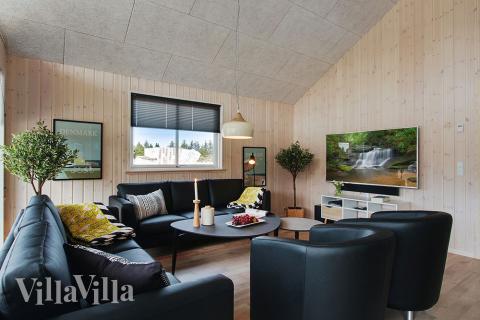 Det er plass til 18 personer i det store lyse oppholdsrommet i luksushus nr. 399.