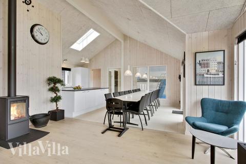 Det er plass til 16 personer i det store lyse oppholdsrommet i luksushus nr. 388.