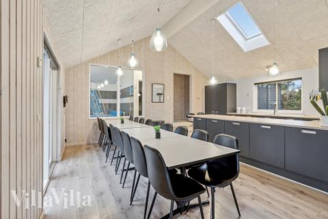 Det er plass til 18 personer i det store lyse oppholdsrommet i luksushus nr. 397.