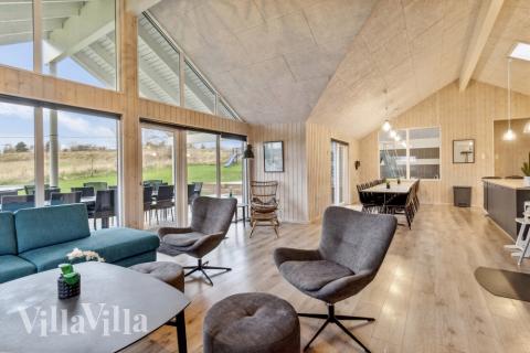 Sofaen i luksushus nr. 397 i Nordsjælland er perfekt for å hygge seg med et brettspill eller se en film sammen.