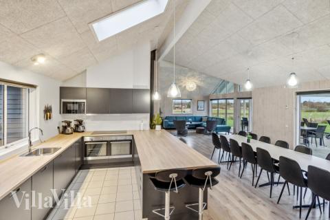 Kjøkkenet i luksushus nr. 397 er fullt utstyrt så dere lett kan lage mat til 18 personer.