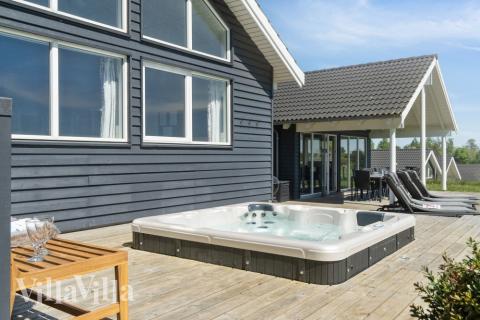 Nyt en grillkveld på terrassen i luksushus nr. 397 i Nordsjælland