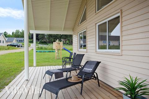 Luksushus nr. 398 har en deilig terrasse med gode hagemøbler til 22 personer.