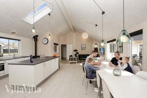 Det er plass til 22 personer i det store lyse oppholdsrommet i luksushus nr. 398.