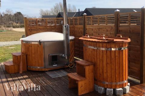 I det attraktive feriehuset nr. 398 i Nordsjælland finnes det mengder av utendørsaktiviteter, som leketårn og huskestativ.