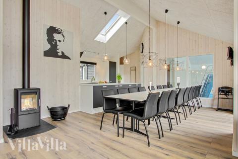 Det er plass til 18 personer i det store lyse oppholdsrommet i luksushus nr. 390.