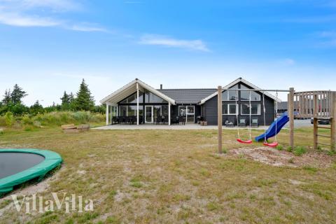 Dette lekre huset med svømmebasseng, nr. 390, med plass til 18 personer, ligger i Vestjylland
