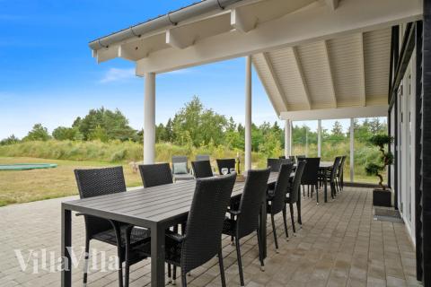 Nyt en grillkveld på terrassen i luksushus nr. 390 i Vestjylland