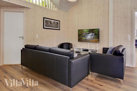 Det er plass til 20 personer i det store lyse oppholdsrommet i luksushus nr. 707.