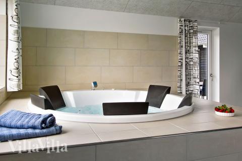 Nyt varmen i boblebadet i luksushus nr. 707 i Tyskland