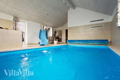 Feriehus 707 har et flott basseng med sklie, et stort innebygd boblebad og en badstue