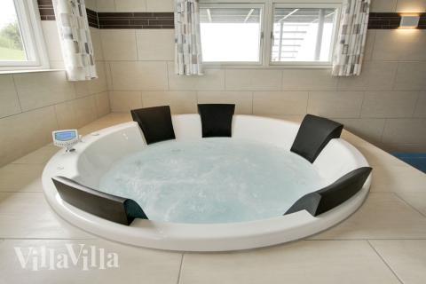 Nyt varmen i boblebadet i luksushus nr. 400 i Østjylland