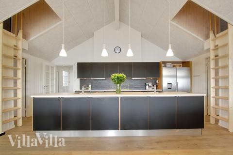 Kjøkkenet i luksushus nr. 400 er fullt utstyrt så dere lett kan lage mat til 24 personer.