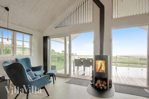 Det er plass til 24 personer i det store lyse oppholdsrommet i luksushus nr. 400.