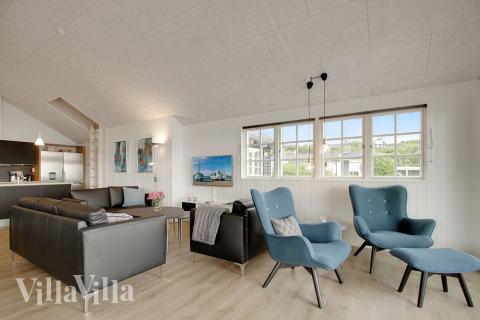 Det er god plass til at 24 personer sitter sammen i feriehusets oppholdsrom under et besøk i luksushus 400 i Østjylland.