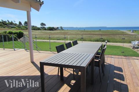 Luksushus nr. 400 har en deilig terrasse med gode hagemøbler til 24 personer.