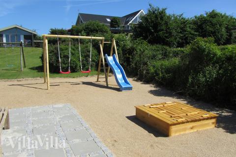 I det attraktive feriehuset nr. 400 i Østjylland finnes det mengder av utendørsaktiviteter, som leketårn og huskestativ.