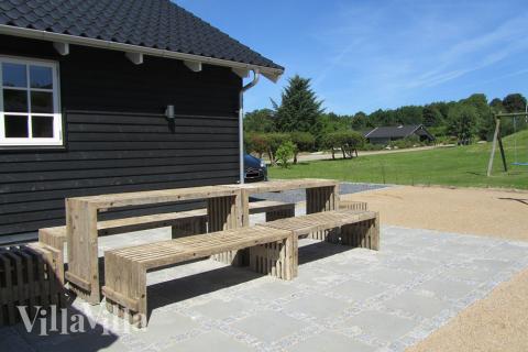 På terrassen i feriehus nr. 400 er det plass til 24 personer.