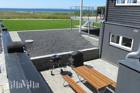 Nyt en grillkveld på terrassen i luksushus nr. 400 i Østjylland