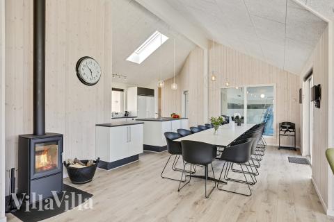 Det er plass til 18 personer i det store lyse oppholdsrommet i luksushus nr. 405.