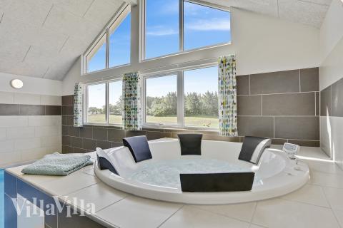 Nyt varmen i boblebadet i luksushus nr. 405 i Limfjorden