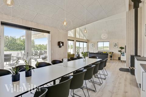 Oppholdsrom med plass til 18 i luksushus nr. 405.