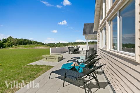 Luksushus nr. 405 har en deilig terrasse med gode hagemøbler til 18 personer.